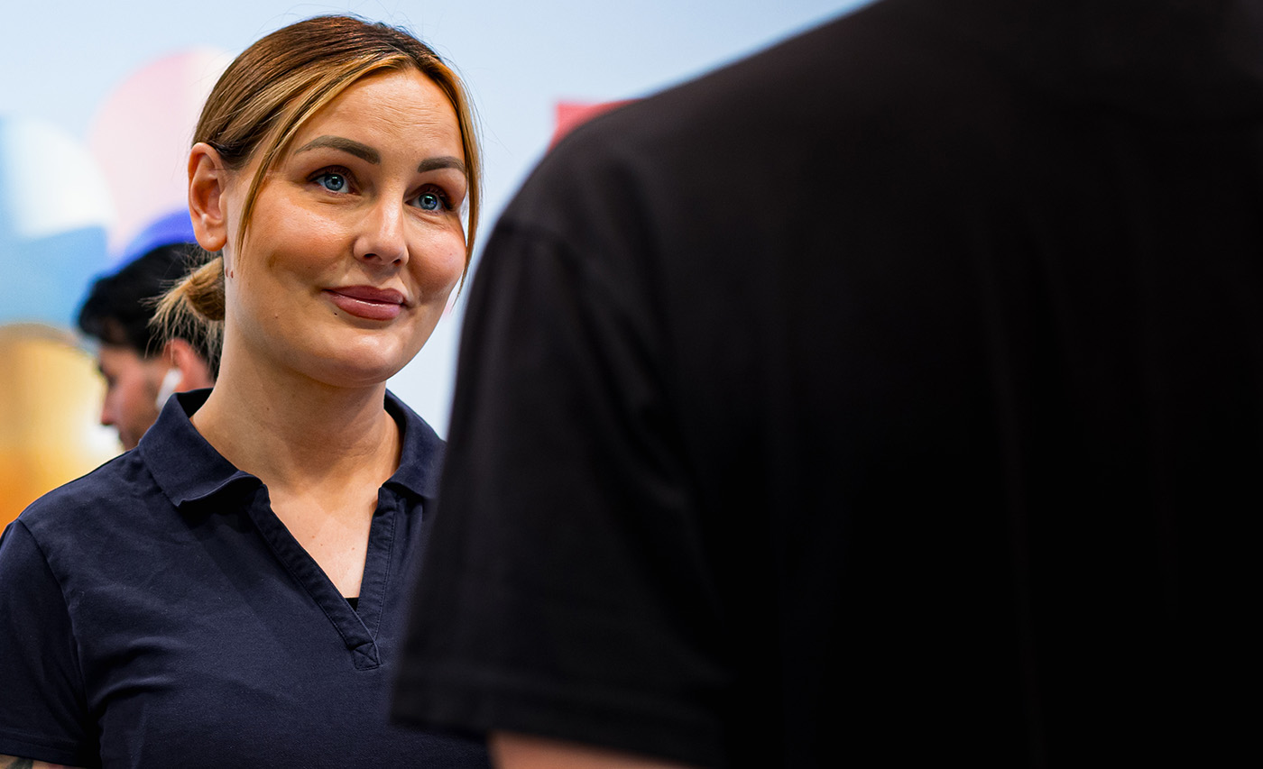 billede af Sarah som står og snakker med en kunde