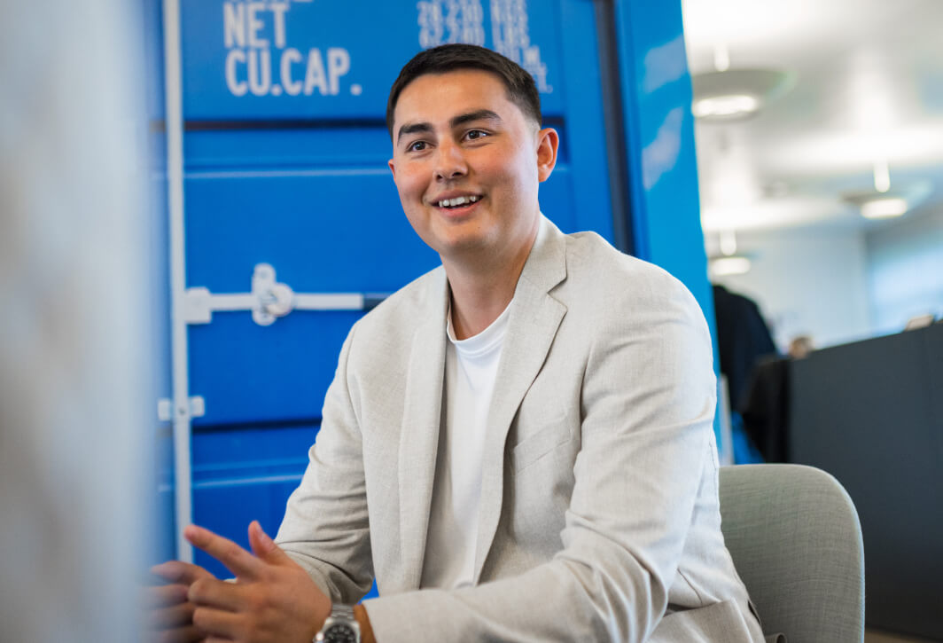 Portræt af Dennis, speditørelev hos Kuehne + Nagel.