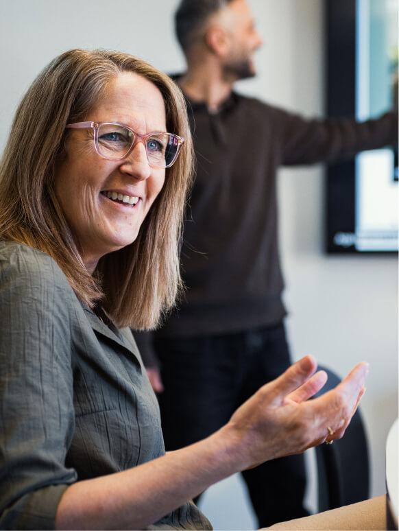 Portræt af kvindelig medarbejder fra Staten og Kommunernes Indkøbsservice