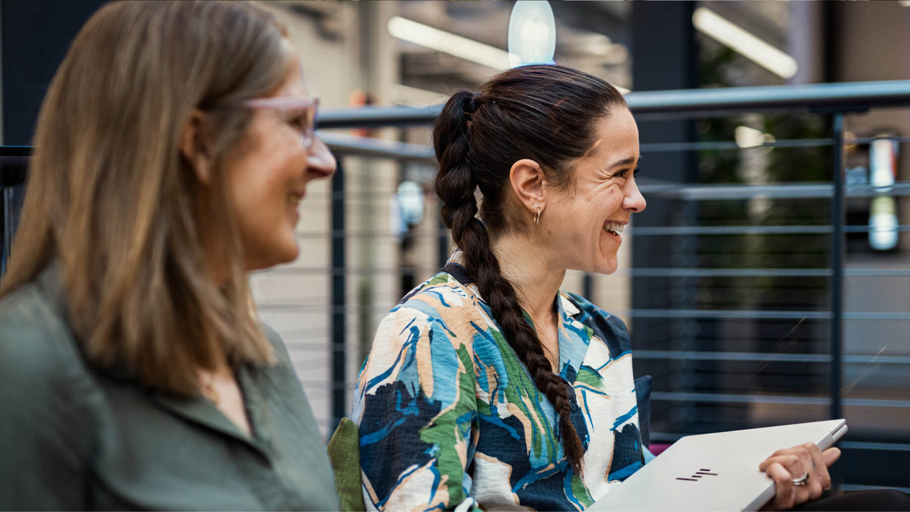 Tre kollegaer fra Staten og Kommunernes Indkøbsservice sidder rundt om et bord i mødelokale.
