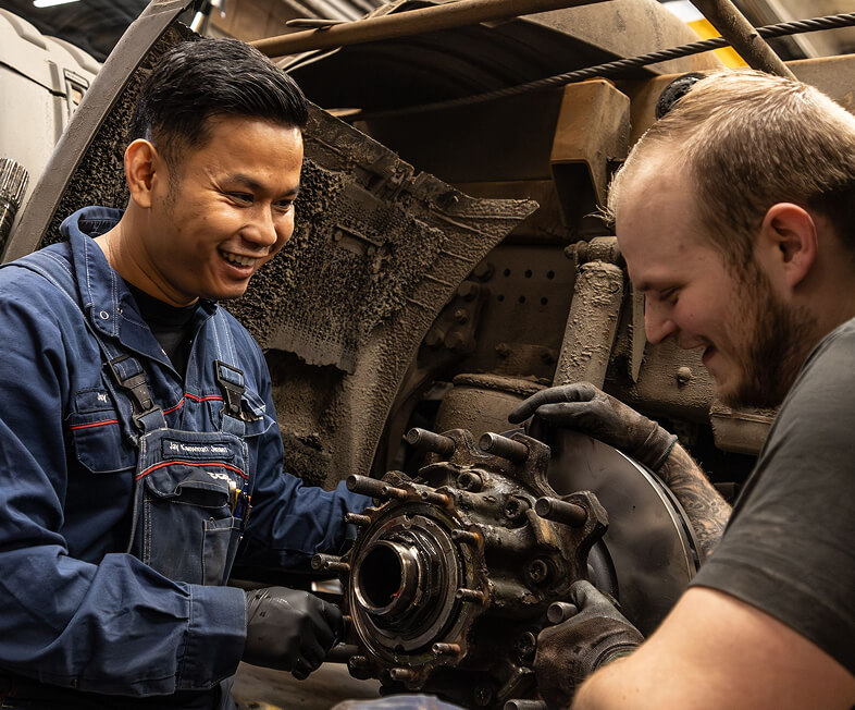 To mandlige mekanikere reparerer en lastvogn sammen