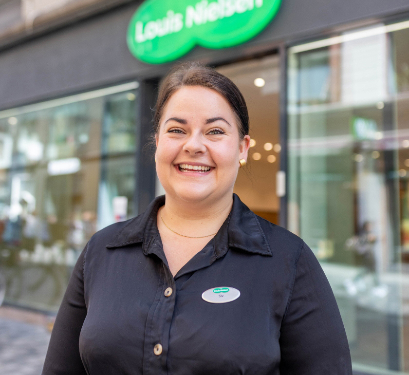 Siv ude foran Louis Nielsen butik