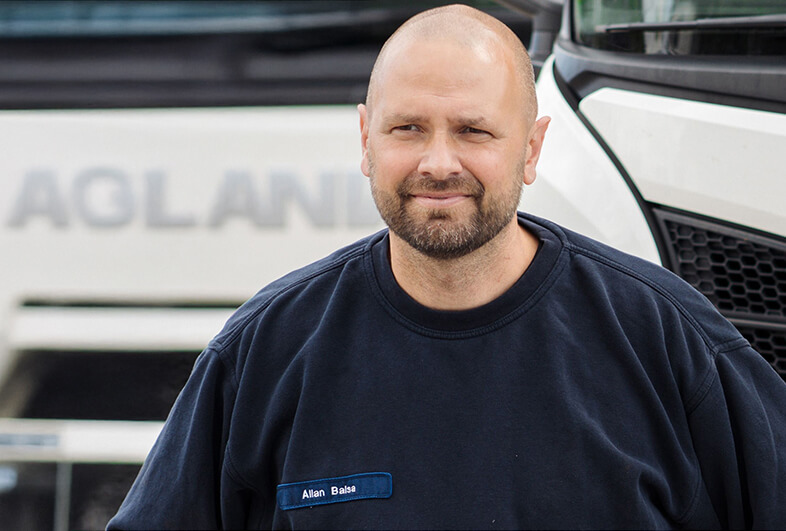 Portræt af mekaniker ude foran Scania lastvogne