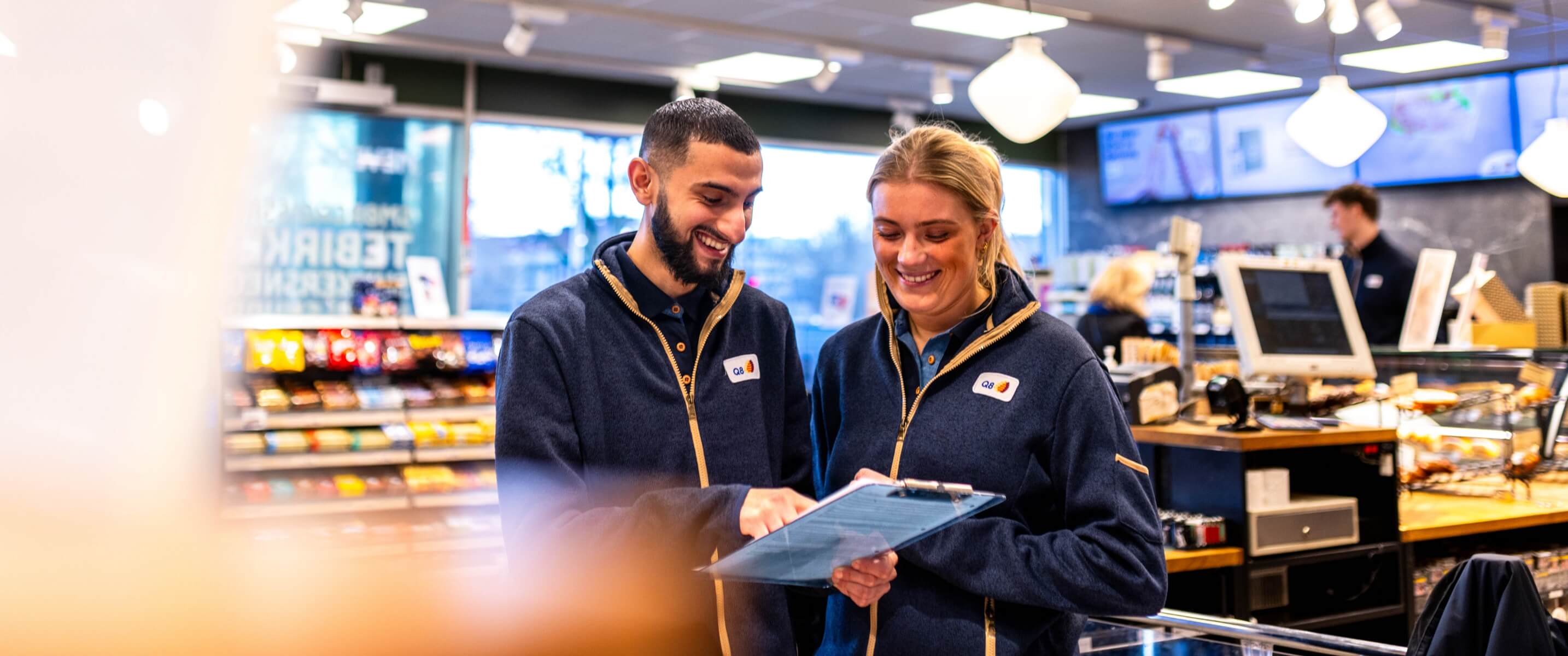 Billede af Görkem og Jasmina der tjekker tjekliste i butikken