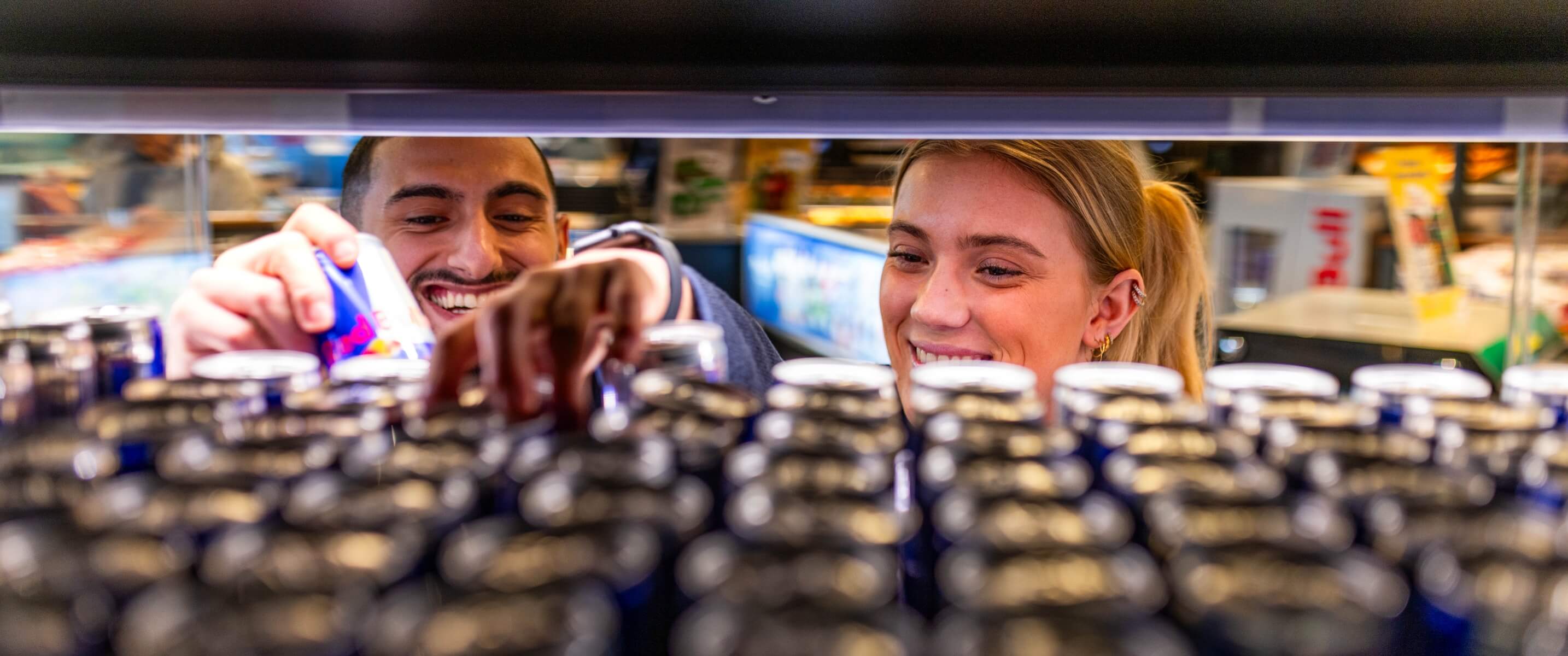 Billede af Görkem og Jasmina der fylder køledisk op
