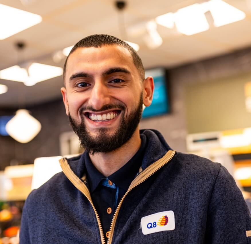 Portræt af Görkem der smiler til kameraet