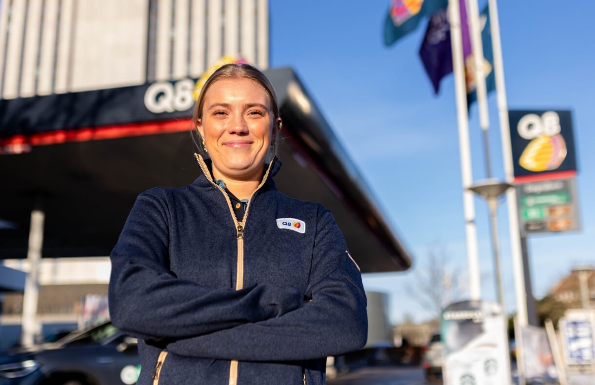 Portræt af Jasmina foran Q8 tankstation