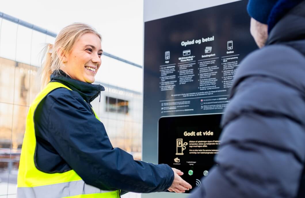 Billede af Jasmina foran en lader, hvor hun hjælper en kunde
