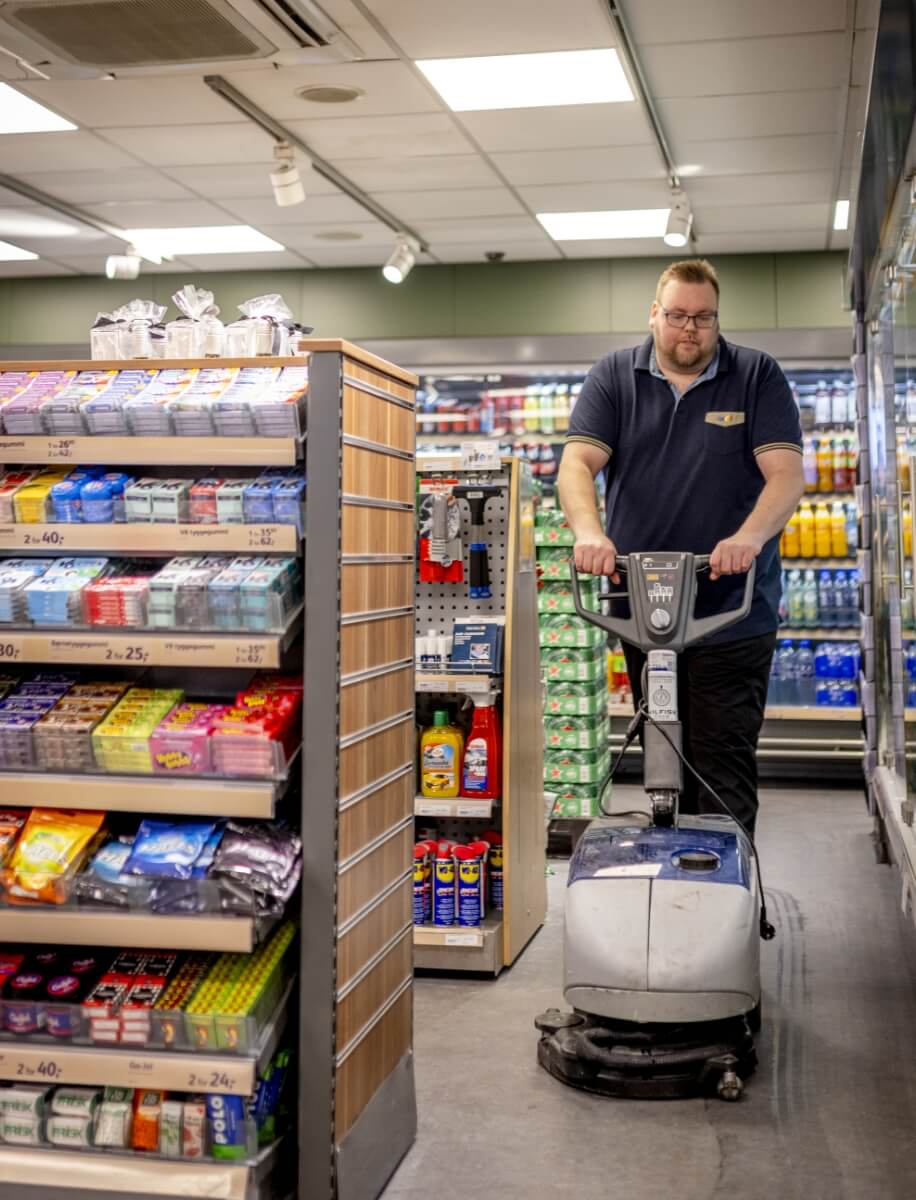 Billede af Martin der vasker gulv inde i butikken
