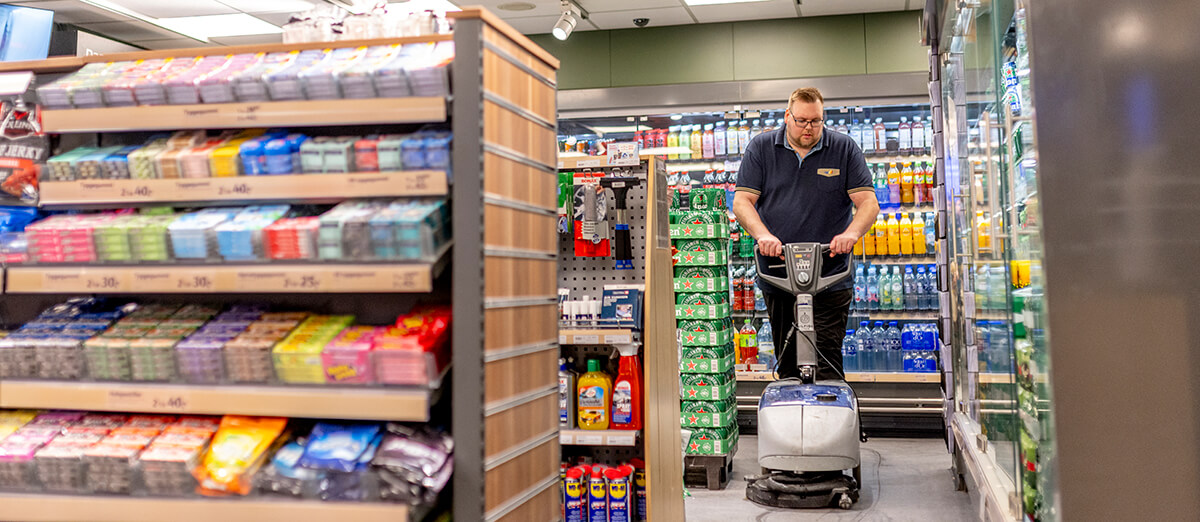 Billede af Martin der vasker gulv inde i butikken