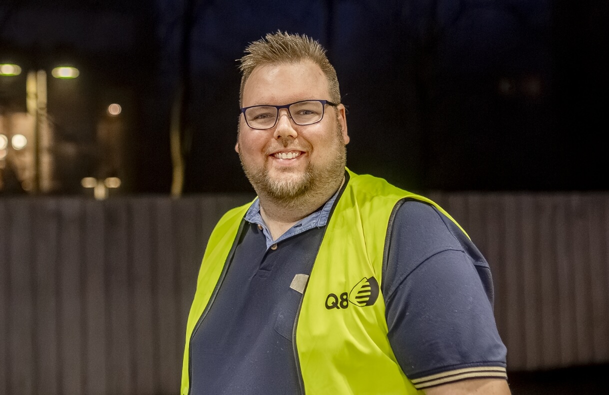 Portræt af smilende Martin udenfor med gul vest på