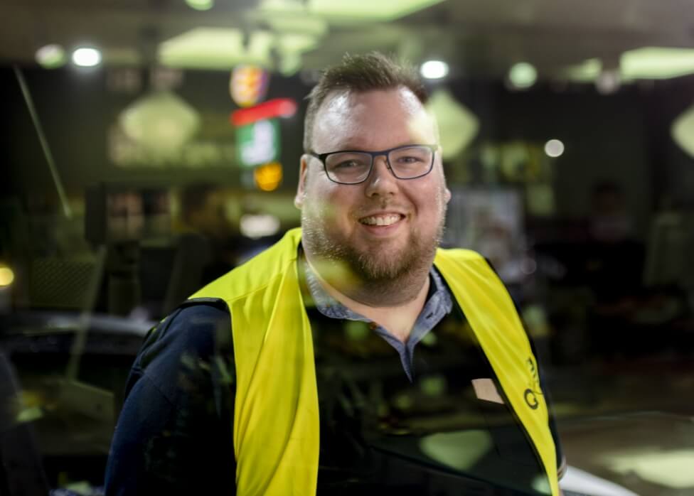 Portræt af smilende Martin der stadig bag vinduet