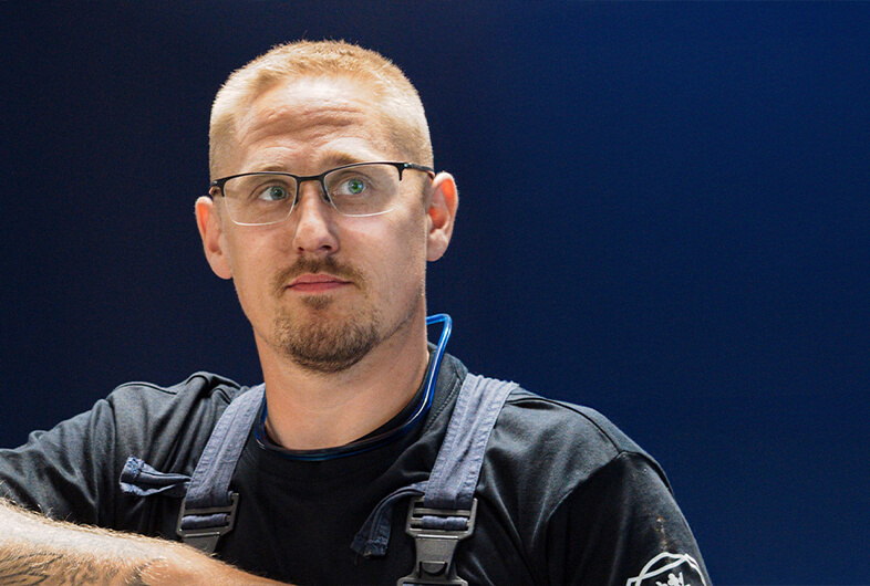 Portræt af mekaniker med blå baggrund