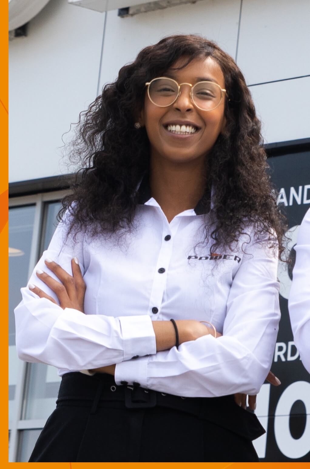 Smilende Sadia foran Power butik