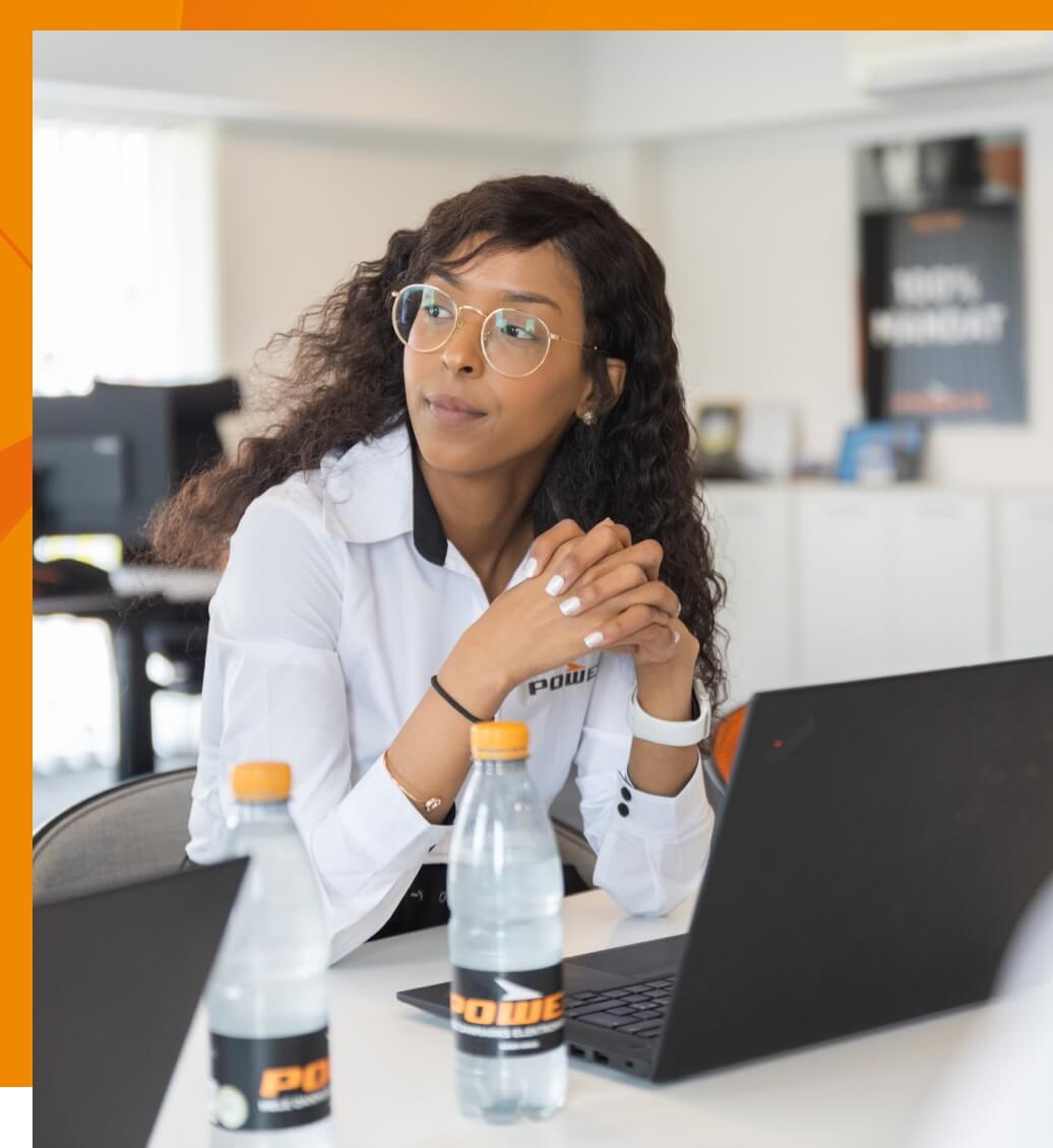 Sadia sidder foran skrivebord