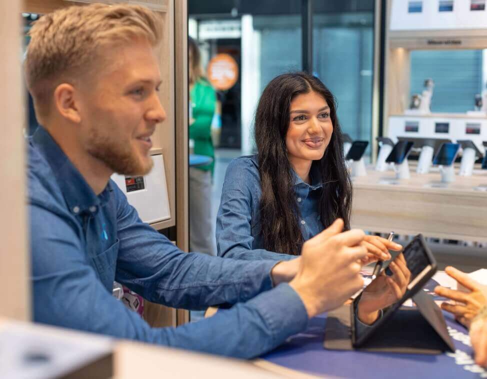 Bharti og Andreas taler med kunde