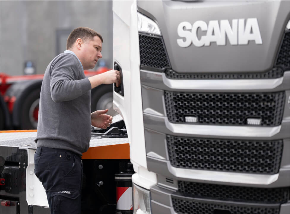 Værkføreren, Ronni, inspicerer en Scania lastbil