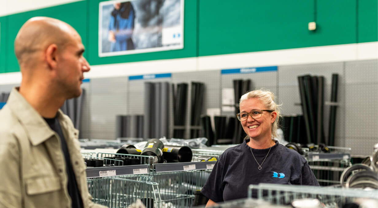 Brøderne Dahl medarbejder hjælper kunde i butik