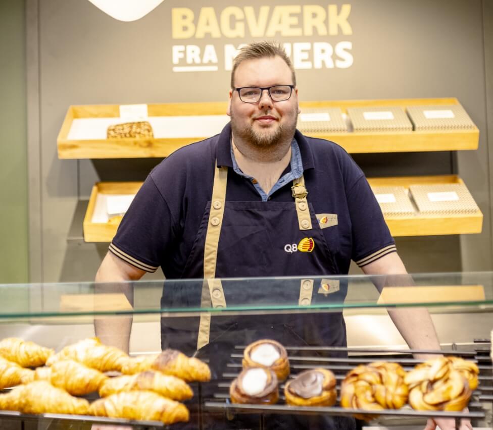 Portræt af Martin der stå bag bagværk-disken