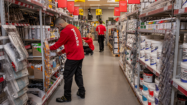 jem & fix medarbejdere der sætter vare på plads